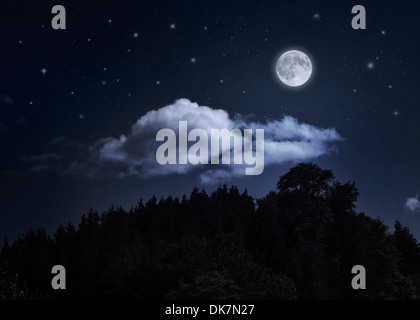 Sternenklaren Nachthimmel und Mond über den Berg. Bewölkten Himmel. Halloween ein Weihnachten Hintergrund Stockfoto