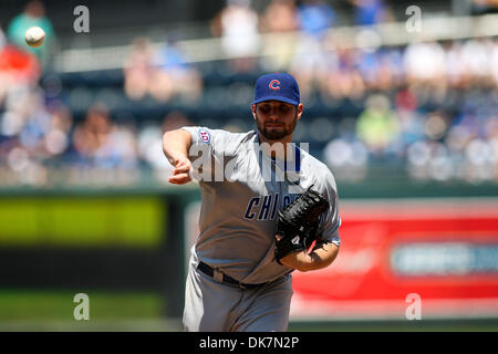 26. Juni 2011 - liefert Kansas City, Missouri, USA - Chicago Cubs Start Krug Randy Wells (36) eine Tonhöhe während des Spiels zwischen den Chicago Cubs und die Kansas City Royals im Kauffman Stadium in Kansas City, Missouri. Die Royals besiegte die Cubs 6 bis 3 und Ende unter der Serie zwei Spiele zu einem. (Kredit-Bild: © Scott Kane/Southcreek Global/ZUMAPRESS.com) Stockfoto