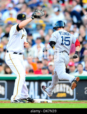 26. Juni 2011 - Pittsburgh, Pennsylvania, USA - 25 Juni: Pittsburgh Pirates 1 b Lyle Overbay (links) nimmt der Wurf, Boston Red Sox 2 b zu Dustin Pedoria (#15) durch einen Schritt, in einem Spiel im PNC Park in Pittsburgh, Pennsylvania.  Pittsburgh Pirates besiegen die Boston Red Sox 6-4. (Kredit-Bild: © Paul Lindenfelser/Southcreek Global/ZUMAPRESS.com) Stockfoto