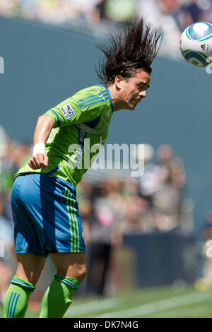 26. Juni 2011 - leitet Seattle, Washington, USA - Seattle Sounders Mittelfeldspieler Mauro Rosales (10) den Ball in Richtung des Ziels bei CenturyLink Field in Seattle, Washington. (Kredit-Bild: © Chris Hunt/Southcreek Global/ZUMApress.com) Stockfoto