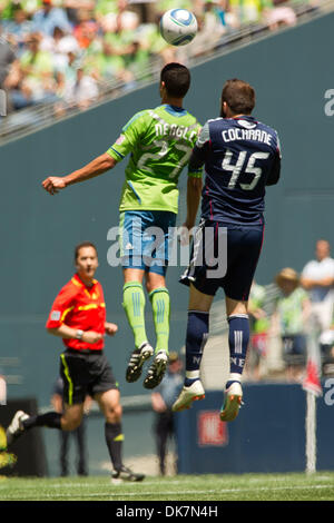 26. Juni 2011 - Seattle, Washington, USA - Seattle Sounders Mittelfeldspieler Lamar Neagle (27) und New England Revolution Verteidiger Ryan Cochrane (45) Sprung in der Luft für eine Kopfzeile in CenturyLink Field in Seattle, Washington. (Kredit-Bild: © Chris Hunt/Southcreek Global/ZUMApress.com) Stockfoto