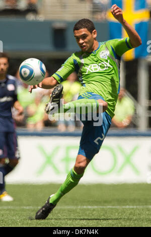 26. Juni 2011 - fängt Seattle, Washington, USA - Seattle Sounders Mittelfeldspieler Mike Fucito (2) den Ball während eines Spiels gegen New England Revolution bei CenturyLink Field in Seattle, Washington. (Kredit-Bild: © Chris Hunt/Southcreek Global/ZUMApress.com) Stockfoto