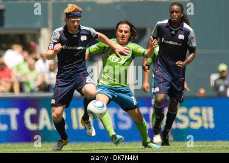 26. Juni 2011 - Seattle, Washington, USA - Seattle Sounders Mittelfeldspieler Mauro Rosales (10) und New England Revolution Mittelfeldspieler Pat Phelan (28) sowohl für den Ball bei CenturyLink Field in Seattle, Washington zu erreichen. (Kredit-Bild: © Chris Hunt/Southcreek Global/ZUMApress.com) Stockfoto