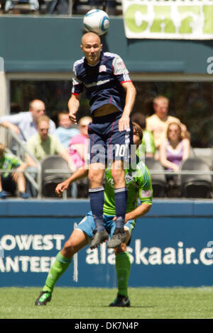 26. Juni 2011 - Seattle, Washington, USA - New England Revolution vorwärts Rajko Leka (10) springt in die Luft für einen Header in CenturyLink Field in Seattle, Washington. (Kredit-Bild: © Chris Hunt/Southcreek Global/ZUMApress.com) Stockfoto