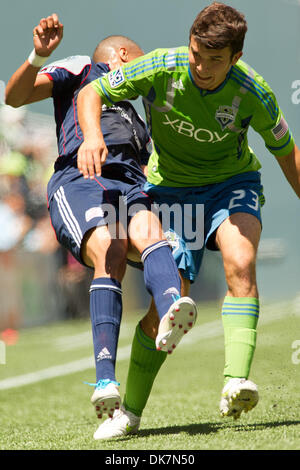 26. Juni 2011 - Seattle, Washington, USA - New England Revolution Verteidiger Darrius Barnes (25) ausgelöst von Seattle Sounders Mittelfeldspieler Servando Carrasco (23) bei CenturyLink Field in Seattle, Washington. (Kredit-Bild: © Chris Hunt/Southcreek Global/ZUMApress.com) Stockfoto