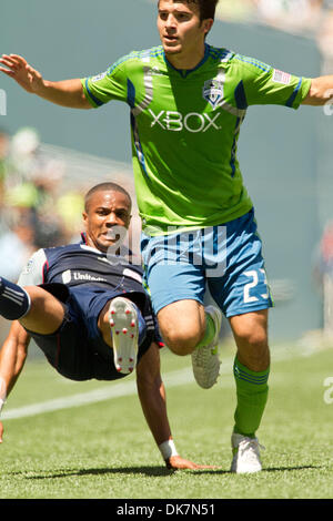 26. Juni 2011 - Seattle, Washington, USA - New England Revolution Verteidiger Darrius Barnes (25) ausgelöst von Seattle Sounders Mittelfeldspieler Servando Carrasco (23) bei CenturyLink Field in Seattle, Washington. (Kredit-Bild: © Chris Hunt/Southcreek Global/ZUMApress.com) Stockfoto