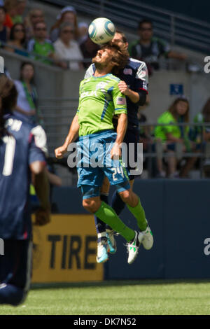 26. Juni 2011 - Seattle, Washington, USA - Seattle Sounders weiterleiten Roger Levesque (24) Sprünge vor New England Revolution Verteidiger Ryan Cochrane (45) für einen Header in CenturyLink Field in Seattle, Washington. (Kredit-Bild: © Chris Hunt/Southcreek Global/ZUMApress.com) Stockfoto