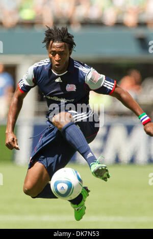 26. Juni 2011 - Seattle, Washington, USA - New England Revolution Mittelfeldspieler/vorwärts Kenny Mansally (7) Sprünge in der Luft zu fangen den Ball bei CenturyLink Field in Seattle, Washington. (Kredit-Bild: © Chris Hunt/Southcreek Global/ZUMApress.com) Stockfoto