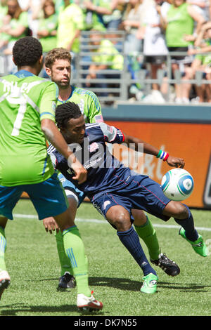 26. Juni 2011 - kickt Seattle, Washington, USA - New England Revolution Mittelfeldspieler/vorwärts Kenny Mansally (7) den Ball vorbei an Seattle Sounders Verteidiger James Riley (7) bei CenturyLink Field in Seattle, Washington. (Kredit-Bild: © Chris Hunt/Southcreek Global/ZUMApress.com) Stockfoto