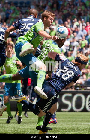 26. Juni 2011 - Seattle, Washington, USA - New England Revolution Verteidiger kollidieren mit den Seattle Echolot Straftat in der Nähe des Ziels bei CenturyLink Field in Seattle, Washington. (Kredit-Bild: © Chris Hunt/Southcreek Global/ZUMApress.com) Stockfoto