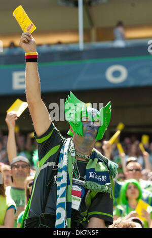 26. Juni 2011 - Seattle, Washington, USA - Seattle Fans nennen für eine gelbe Karte nach Sounders Mittelfeldspieler Mauro Rosales (10) auf den Boden bei CenturyLink Field in Seattle, Washington fällt. (Kredit-Bild: © Chris Hunt/Southcreek Global/ZUMApress.com) Stockfoto