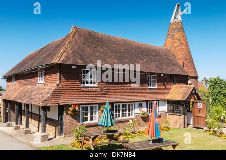 Goudhurst Ex Service Mens Club inmitten eines Oast House Stockfoto