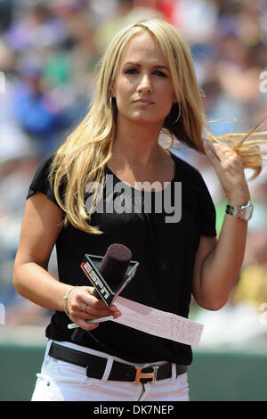 24. Juni 2011 - Omaha, Nebraska, USA - Jenn Brown arbeitete der College World Series im Nebenerwerb / Einbaum Ansager für die landesweit im Fernsehen übertragenen Wettbewerbe. (Kredit-Bild: © Steven Branscombe/Southcreek Global/ZUMApress.com) Stockfoto