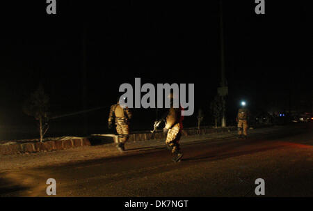 (131204)--KABUL, 3. Dezember 2013 (Xinhua)--afghanische Soldaten Wache stehen am Ort der Explosion in Kabul, Afghanistan am 3. Dezember 2013. (Xinhua/Ahmad Massoud) Stockfoto