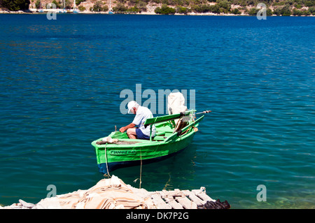 Ein griechischer Fischer arbeitet auf seinem Boot Stockfoto