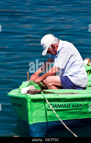 Ein griechischer Fischer arbeitet auf seinem Boot Stockfoto