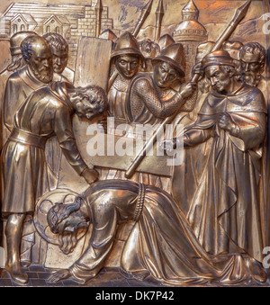 Antwerpen, Belgien - 5. SEPTEMBER: Fall Jesu unter Kreuz. Metallrelief von Joriskerk oder st. Georg Kirche Stockfoto