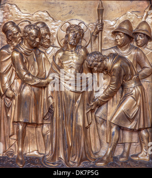 Antwerpen, Belgien - SEPTEMBER 5:Jesus Kleidung weggenommen werden. Metallrelief als Teil des cross-Weg-Zyklus von Joriskerk Stockfoto