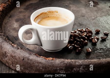 Kaffeetasse mit Kaffeebohnen auf dunklem Hintergrund Stockfoto