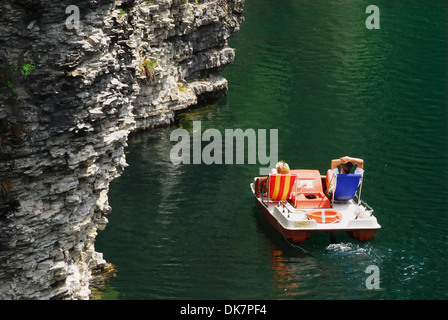 Veneto, Italien: See Corlo in der Nähe von Rocca di Arsiè. Der See ist ein Ausflugsziel der Badegäste und Camper. Stockfoto