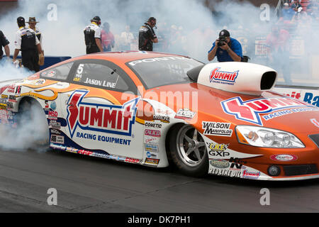 26. Juni 2011 - Norwalk, Ohio, US - tritt Jason Line (#5, SUMMIT RACING) im Pro Stock während der fünften jährlichen Gipfel Racing Equipment NHRA Nationals in Summit Racing Equipment Motorsports Park in Norwalk, Ohio. (Kredit-Bild: © Frank Jansky/Southcreek Global/ZUMAPRESS.com) Stockfoto