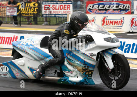 26. Juni 2011 - Norwalk, Ohio, US - konkurriert Gerald Savoie (#401) Pro Aktie Motorrad während der fünften jährlichen Gipfel Racing Equipment NHRA Nationals in Summit Racing Equipment Motorsports Park in Norwalk, Ohio. (Kredit-Bild: © Frank Jansky/Southcreek Global/ZUMAPRESS.com) Stockfoto