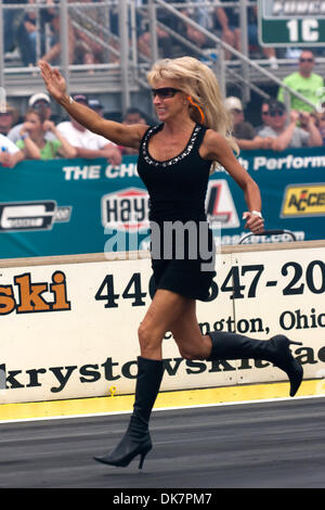 26. Juni 2011 - Norwalk, Ohio, USA - Alice Bode Führer zurück während der fünften jährlichen Gipfel Racing Equipment NHRA Nationals in Summit Racing Equipment Motorsports Park in Norwalk OH ihr HusbandÃ•s Fuel Funny Car an den Start. (Kredit-Bild: © Frank Jansky/Southcreek Global/ZUMAPRESS.com) Stockfoto