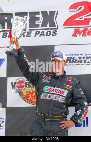 26. Juni 2011 - Bowmanville, Ontario, Kanada - DJ Kennington Fahrer #17 Castrol Edge Dodge Gewinner der Nascar Canadian Tire Serie Vortex Bremsbeläge 200 auf dem Mosport International Raceway, Bowmanville, Ontario. (Kredit-Bild: © Keith Hamilton/Southcreek Global/ZUMAPRESS.com) Stockfoto