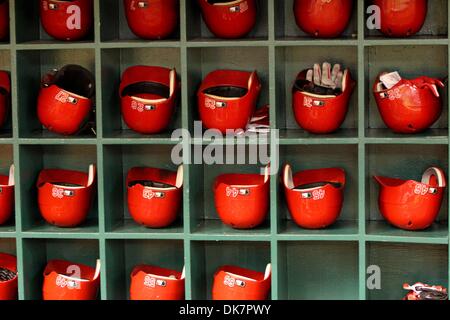 27. Juni 2011 - St. Petersburg, Florida, USA - Cincinnati Reds Helme auf der Trainerbank während das Match zwischen den Tampa Bay Rays und Cincinnati Reds im Tropicana Field. (Kredit-Bild: © Lukas Johnson/Southcreek Global/ZUMApress.com) Stockfoto