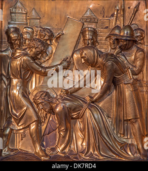 Antwerpen, Belgien - 5. SEPTEMBER: Fall Jesu unter Kreuz. Metallrelief von Joriskerk oder st. Georg Kirche Stockfoto