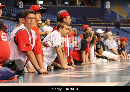 28. Juni 2011 - St. Petersburg, Florida, USA - Autogramm suchende Line-up oberhalb der Einbaum während das Match zwischen den Tampa Bay Rays und Cincinnati Reds im Tropicana Field. (Kredit-Bild: © Lukas Johnson/Southcreek Global/ZUMApress.com) Stockfoto