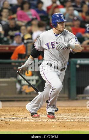 29. Juni 2011 - Houston, Texas, USA - Texas Rangers Outfielder Josh Hamilton (32) läuft out of the Box Teige. Die Texas Rangers schlagen die Houston Astros 3-2 im Minute Maid Park in Houston, Texas. (Kredit-Bild: © Luis Leyva/Southcreek Global/ZUMAPRESS.com) Stockfoto