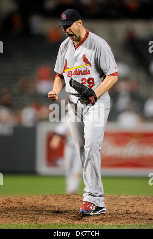 29. Juni 2011 - Baltimore, Maryland, USA - St. Louis Cardinals ab Krug Chris Carpenter (29) feiert nach dem Werfen eines kompletten Spiels und erlaubt nur 1 ausführen, während eines Spiels zwischen die St.Lewis Kardinäle und der Baltimore Orioles besiegt die Kardinäle die Orioles 5-1 (Credit-Bild: © TJ Root/Southcreek Global/ZUMApress.com) Stockfoto