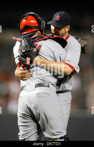 29. Juni 2011 - Baltimore, Maryland, USA - St. Louis Cardinals ab Krug Chris Carpenter (29) feiert mit St. Louis Cardinals Catcher Yadier Molina (4) nach dem Werfen eines kompletten Spiels und erlaubt nur 1 ausführen, während eines Spiels zwischen die St.Lewis Kardinäle und der Baltimore Orioles besiegt die Kardinäle die Orioles 5-1 (Credit-Bild: © TJ Root/Southcreek Global/ZUMApress Stockfoto