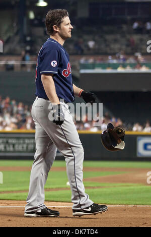 29. Juni 2011 - Phoenix, Arizona, USA - Cleveland Indians Infielder Jack Hannahan (19) wirft seinen Helm nach Strking, gegen die Arizona Diamondbacks. Die Indianer besiegt die Diamondbacks 6-2 im letzten Spiel der drei interleague Spielserie im Chase Field in Phoenix, Arizona. (Kredit-Bild: © Chris Pondy/Southcreek Global/ZUMAPRESS.com) Stockfoto