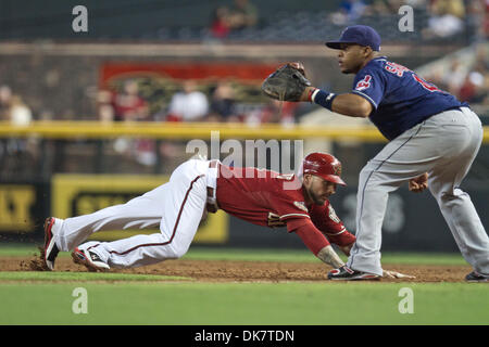 29. Juni 2011 - Phoenix, Arizona, USA - Cleveland Indians First Baseman Carlos Santana (41), der Wurf als Arizona-Diamantmarkierungen dritte Baseman Ryan Roberts (14) Tauchgänge zurück zur ersten Base wartet. Die Indianer besiegt die Diamondbacks 6-2 im letzten Spiel der drei interleague Spielserie im Chase Field in Phoenix, Arizona. (Kredit-Bild: © Chris Pondy/Southcreek Global/ZUMAPRESS. Stockfoto