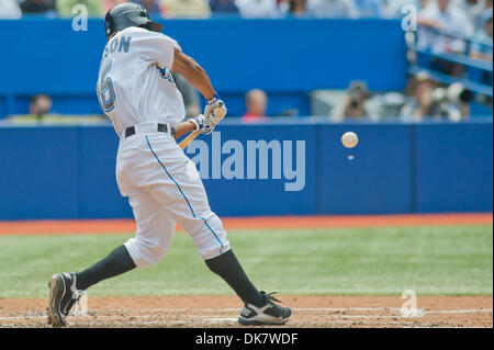 2. Juli 2011 schlägt - Toronto, Ontario, Kanada - Toronto Blue Jays linker Feldspieler Corey Patterson (16) geschwungen im siebten Inning gegen die Philadelphia Phillies. Die Philadelphia Phillies gegen die Toronto Blue Jays-5 - 3 im Rogers Centre, Toronto, Ontario. (Kredit-Bild: © Keith Hamilton/Southcreek Global/ZUMAPRESS.com) Stockfoto