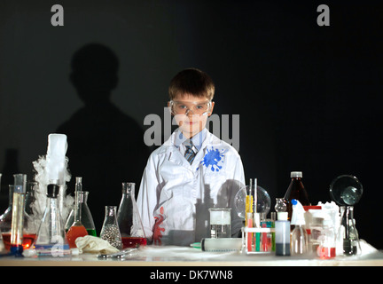 Niedliche kleine Junge posiert als Wissenschaftler im Labor Stockfoto