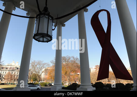 Washington DC, USA. 1. Dezember 2013.  Eine große rote Schleife hängt auf dem nördlichen Portikus des weißen Hauses in Washington, DC für Welt-AIDS-Tag-Credit: Dpa picture-Alliance/Alamy Live ca-DC, USA. 1. Dezember 2013. Stockfoto