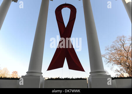 Washington DC, USA. 1. Dezember 2013.  Eine große rote Schleife hängt auf dem nördlichen Portikus des weißen Hauses in Washington, DC für Welt-AIDS-Tag-Credit: Dpa picture-Alliance/Alamy Live ca-DC, USA. 1. Dezember 2013. Stockfoto