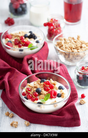 gesundes Frühstück mit Joghurt und Müsli Stockfoto