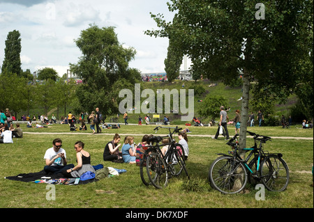 Menschen genießen einen sonnigen Sonntag Picknick Stockfoto