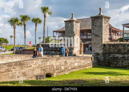 Das alte Stadttor, hergestellt aus Coquina Stone, ist die ursprüngliche Nordeingang zur historischen Innenstadt von St. Augustine Stockfoto