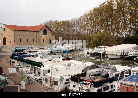 Kleinen Hafen Marina auf dem Canal du Midi in Colombiers Hérault Languedoc-Roussillon Frankreich Stockfoto
