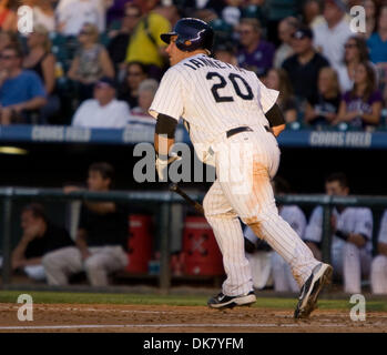 2. Juli 2011 - trifft Denver, Colorado, USA - MLB Baseball - Colorado Rockies Catcher CHRIS IANNETTA bei einem 9-6-Sieg über die Kansas City Royals im Coors Field. (Kredit-Bild: © Don Senia Murray/ZUMAPRESS.com) Stockfoto