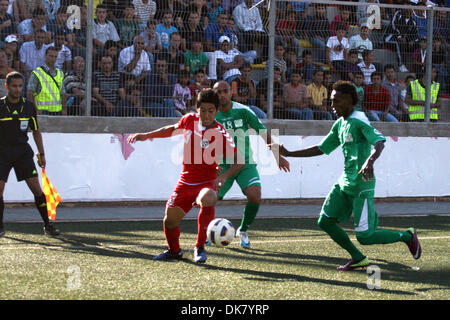 3. Juli 2011 - Ramallah, Westjordanland - palästinensischen Spieler und Afghanistan Spieler Herausforderung für den Ball während einer Fußball-match zwischen Palästina und Afghanistan Nationalmannschaften in der West Bank Stadt Ramallah, Sonntag. Die palästinensischen Fußballnationalmannschaft zog 1-1 gegen Afghanistan am Sonntag, ein Ergebnis, das die Palästinenser auf die nächste Qualifikationsrunde für die WM Vorschüsse Stockfoto