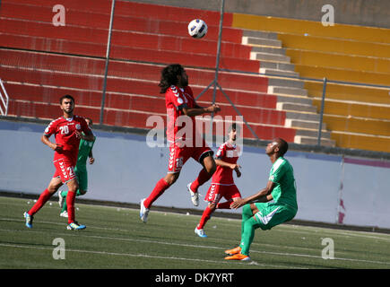 3. Juli 2011 - Ramallah, West Bank - A palästinensischen Spieler und Afghanistan Spieler Herausforderung für den Ball während einer Fußball-zwischen der palästinensischen und Afghanistan entsprechen Nationalmannschaften in der West Bank Stadt Ramallah, Sonntag. Die palästinensischen Fußballnationalmannschaft zog 1-1 gegen Afghanistan am Sonntag, ein Ergebnis, das die Palästinenser auf die nächste Qualifikationsrunde für die Welt-Cu Vorschüsse Stockfoto