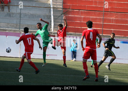 3. Juli 2011 - Ramallah, West Bank - A palästinensischen Spieler und Afghanistan Spieler Herausforderung für den Ball während einer Fußball-zwischen der palästinensischen und Afghanistan entsprechen Nationalmannschaften in der West Bank Stadt Ramallah, Sonntag. Die palästinensischen Fußballnationalmannschaft zog 1-1 gegen Afghanistan am Sonntag, ein Ergebnis, das die Palästinenser auf die nächste Qualifikationsrunde für die Welt-Cu Vorschüsse Stockfoto