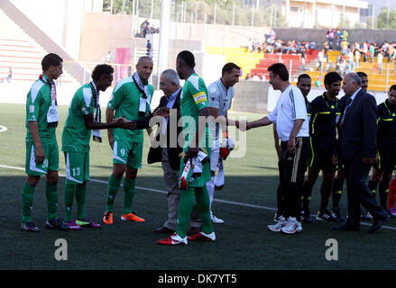 3. Juli 2011 - Ramallah, Westjordanland - palästinensischen Ministerpräsidenten SALAM FAYYAD schüttelt Hand mit palästinensischen Spieler während einer Fußball-match zwischen Palästina und Afghanistan Nationalmannschaften in der West Bank Stadt Ramallah, Sonntag. Die palästinensischen Fußballnationalmannschaft zog 1-1 gegen Afghanistan am Sonntag, ein Ergebnis, das die Palästinenser auf die nächste Qualifikationsrunde für th Vorschüsse Stockfoto