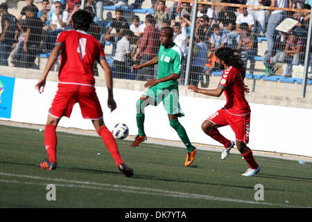 3. Juli 2011 - Ramallah, Westjordanland - palästinensischen Spieler und Afghanistan Spieler Herausforderung für den Ball während einer Fußball-match zwischen Palästina und Afghanistan Nationalmannschaften in der West Bank Stadt Ramallah, Sonntag. Die palästinensischen Fußballnationalmannschaft zog 1-1 gegen Afghanistan am Sonntag, ein Ergebnis, das die Palästinenser auf die nächste Qualifikationsrunde für die WM Vorschüsse Stockfoto